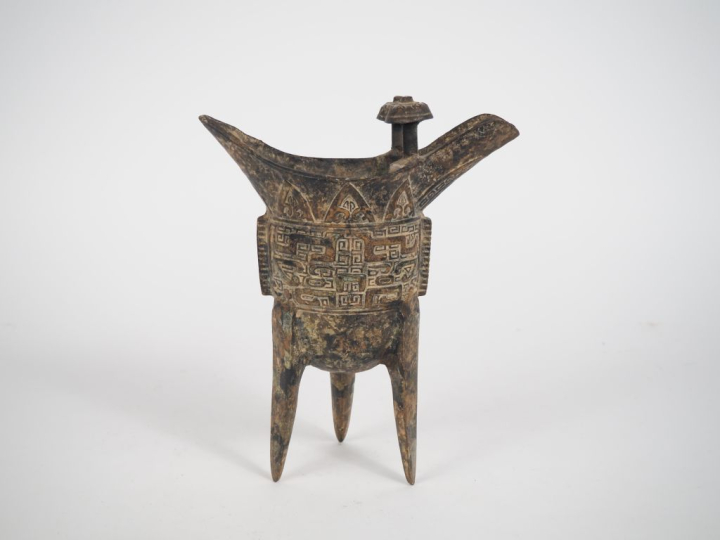 ASIE. Vase libatoire en bronze à décor de motifs géométriques. H. 24 c