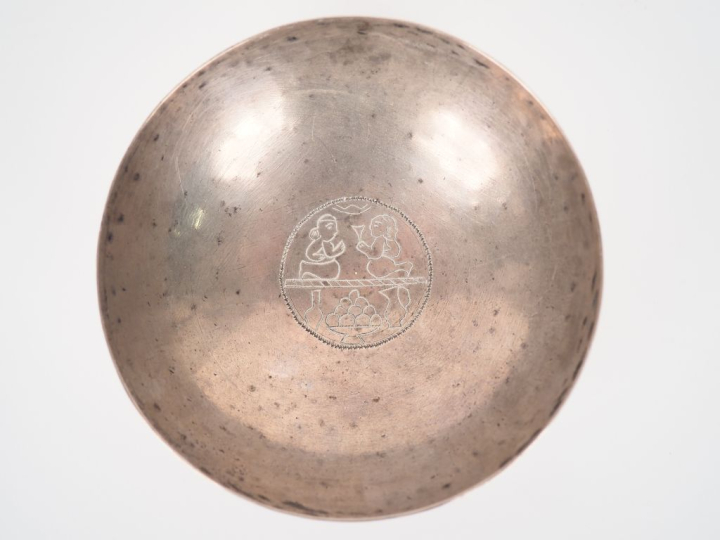 Coupelle en argent décorée d'un médaillon central figurant deux person