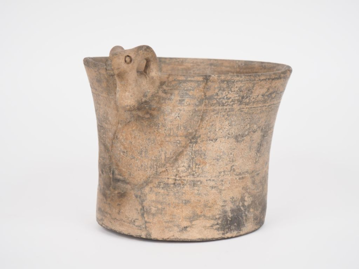 Orient Ancien. Vase en céramique grise orné d'une tête de bouquetin en