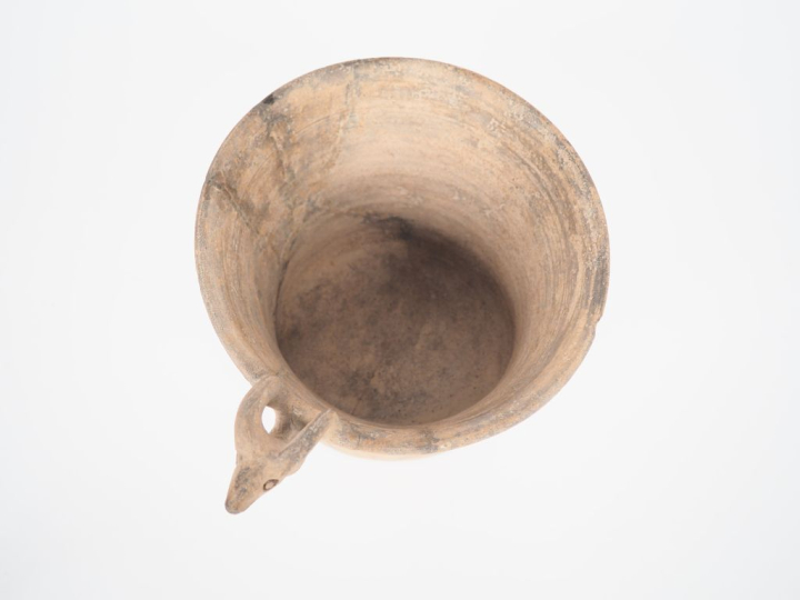 Orient Ancien. Vase en céramique grise orné d'une tête de bouquetin en