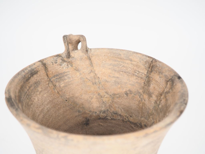 Orient Ancien. Vase en céramique grise orné d'une tête de bouquetin en