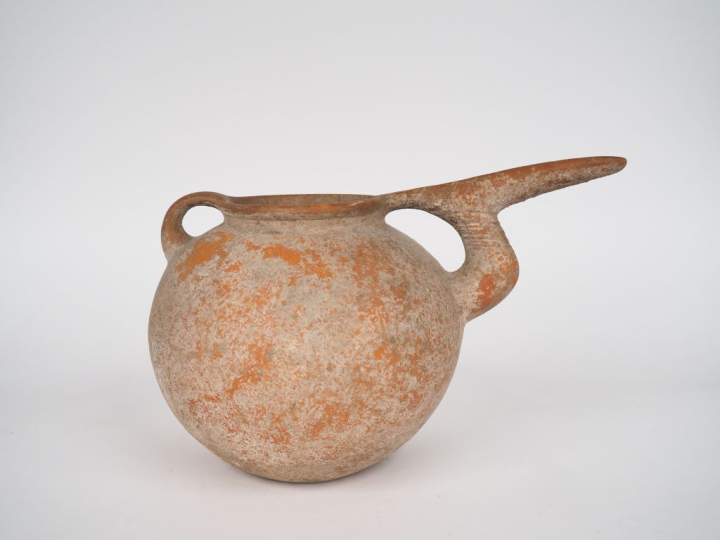 Orient ancien. Vase en céramique orangée à long bec verseur. Nord de l