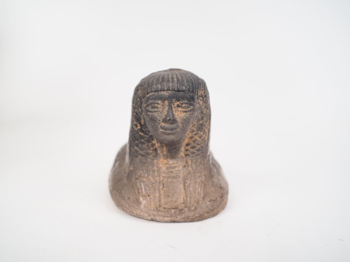 Amulette en faïence egyptienne fiugrant un lion marchant. Basse époque