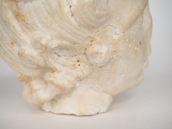 Tête début Xxème dans le goût de l'antique en marbre reconstitué. H. 1