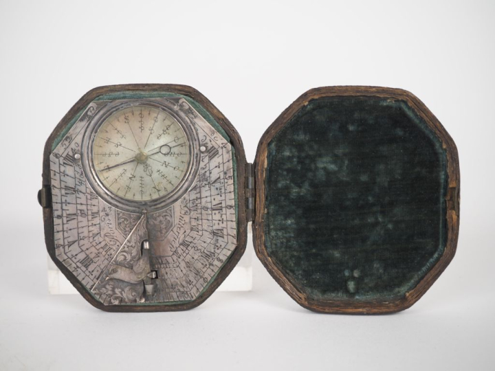 Boussole Butterfly XVIIIème en argent verre et métal, ornée d'une colo