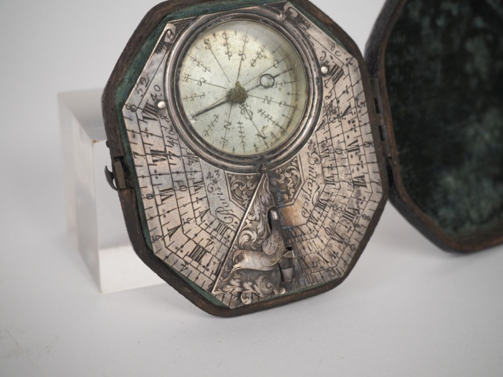 Boussole Butterfly XVIIIème en argent verre et métal, ornée d'une colo