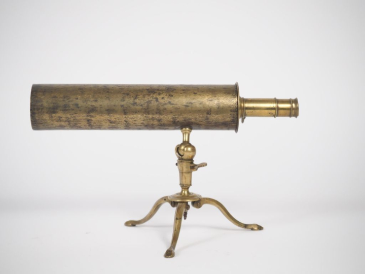 Graphomètre à pinule XVIIIème en laiton, piètement tripode et base mob