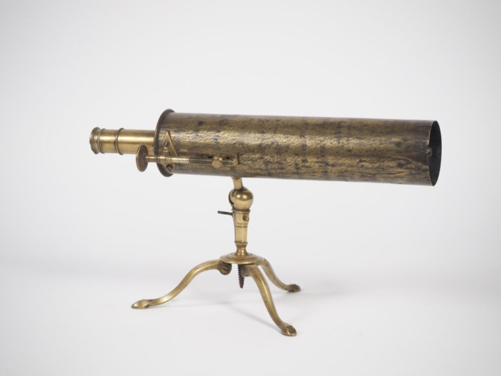 Graphomètre à pinule XVIIIème en laiton, piètement tripode et base mob