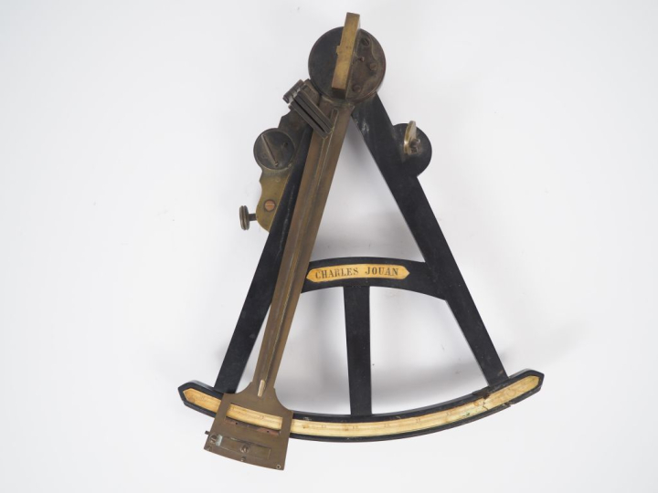 Octant de marine XVIIIème en ébène et laiton. Signé CHARLES JOUAN. Dim