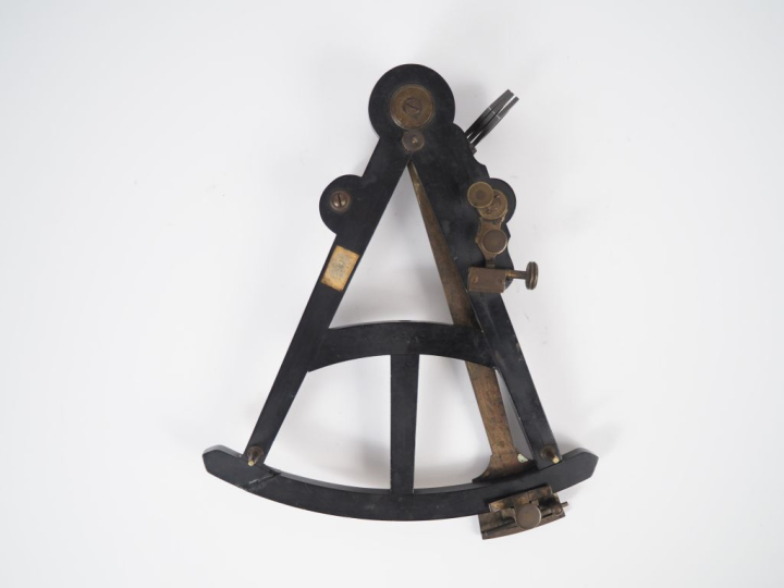 Octant de marine XVIIIème en ébène et laiton. Signé CHARLES JOUAN. Dim