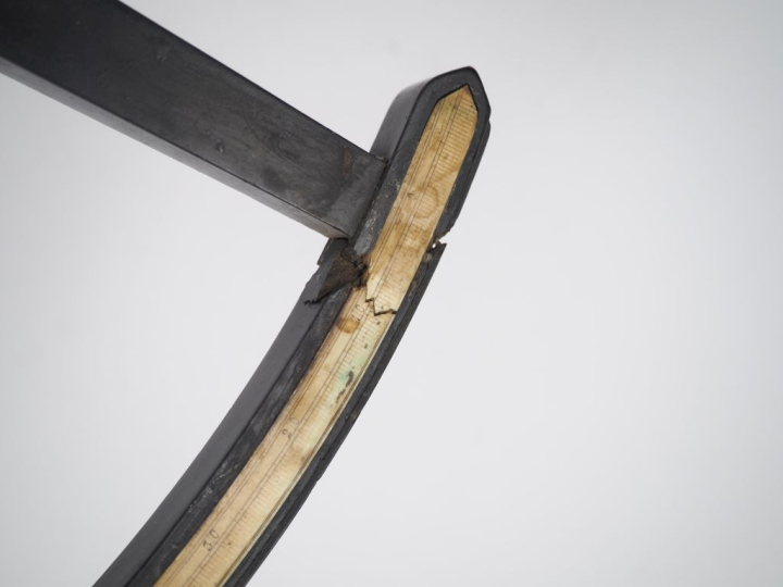 Octant de marine XVIIIème en ébène et laiton. Signé CHARLES JOUAN. Dim