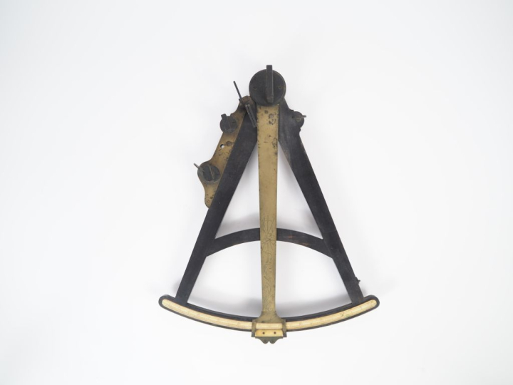 Octant de marine XVIIIème en bois noirci et laiton ciselé. Dim. 47 x 3