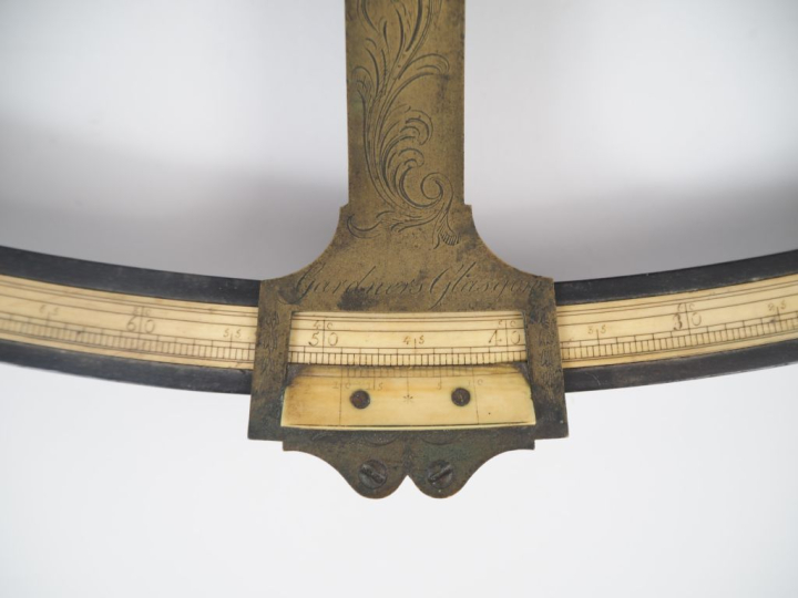 Octant de marine XVIIIème en bois noirci et laiton ciselé. Dim. 47 x 3