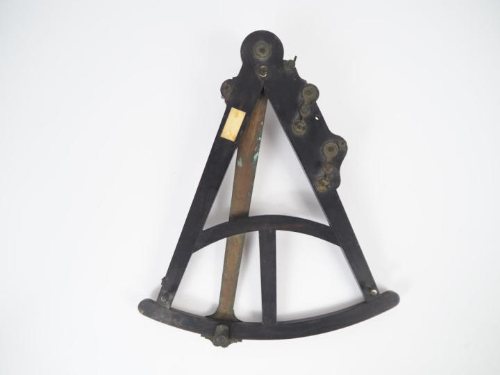 Octant de marine XVIIIème en bois noirci et laiton ciselé. Dim. 47 x 3