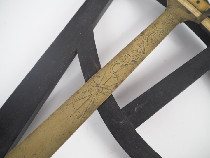 Octant de marine XVIIIème en bois noirci et laiton ciselé. Dim. 47 x 3
