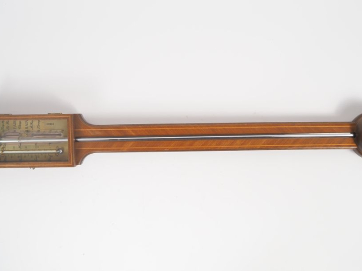 Baromètre de style Louis XVI en bois et stuc doré, à décor de frises d