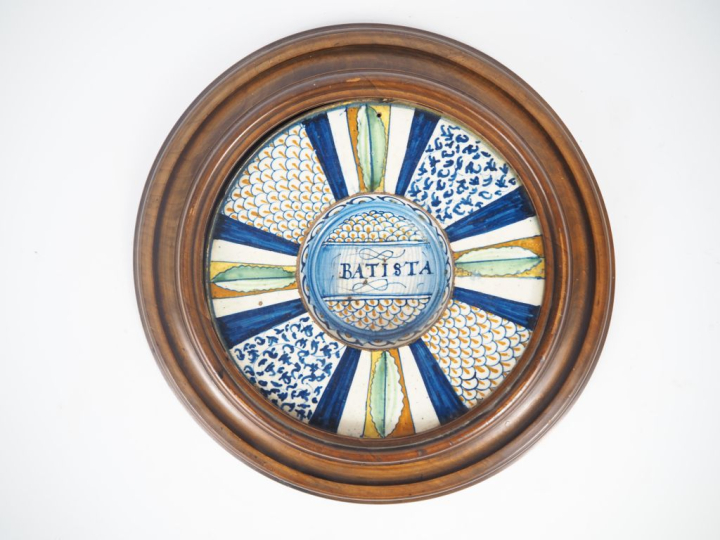 Assiette XVIème en majolique italienne polychrome à décor émaillé de m