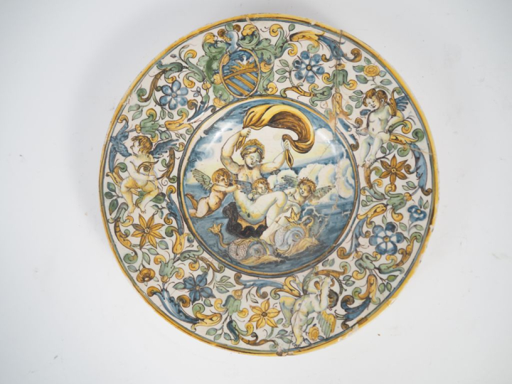 Plat circulaire italien XVIIème en majolique à décor de grotesques et 