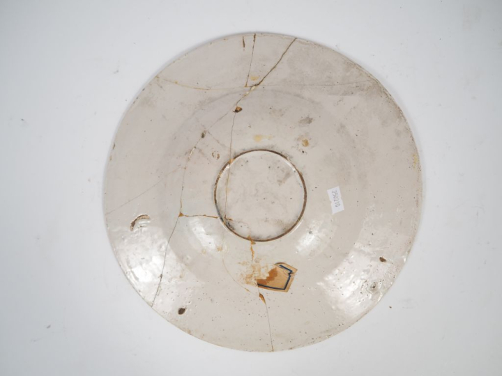 Plat circulaire italien XVIIème en majolique à décor de grotesques et 