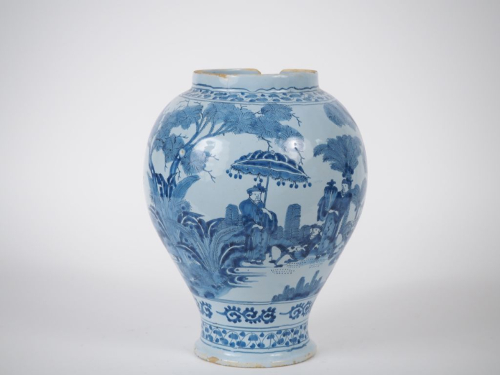 NEVERS. Vase balustre en faïence à décor tournant en camaïeu de bleu d