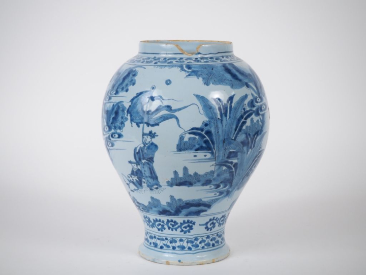 NEVERS. Vase balustre en faïence à décor tournant en camaïeu de bleu d