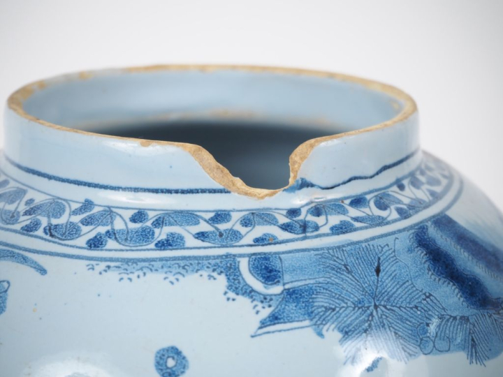 NEVERS. Vase balustre en faïence à décor tournant en camaïeu de bleu d