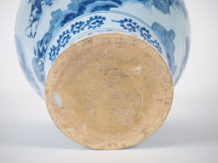 NEVERS. Vase balustre en faïence à décor tournant en camaïeu de bleu d