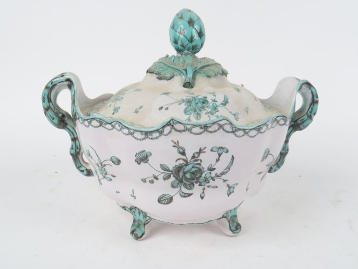 MARSEILLE. Soupière en faïence, prise du couvercle ornée d'artichauts.