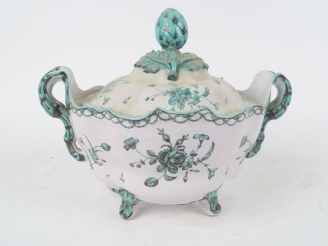 Vente aux enchères MARSEILLE. Soupière en faïence, prise du couvercle ornée d'artichauts.