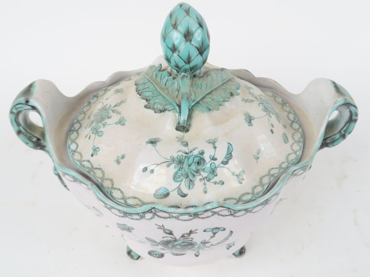 MARSEILLE. Soupière en faïence, prise du couvercle ornée d'artichauts.