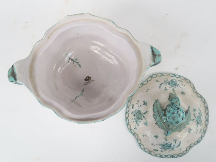 MARSEILLE. Soupière en faïence, prise du couvercle ornée d'artichauts.