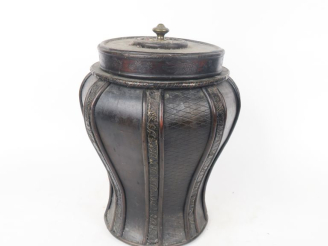 Vente aux enchères Grand pot couvert en bois à décor de motifs de vannerie, prise en lait