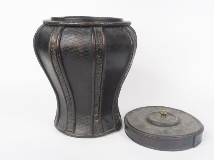 Grand pot couvert en bois à décor de motifs de vannerie, prise en lait