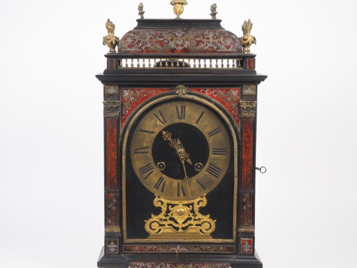 Pendule religieuse de style Louis XIV en marqueterie Boulle à décor de