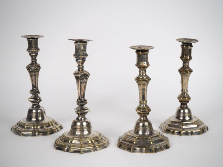 2 différentes paires de bougeoirs XIXème de style Louis XIV en métal a