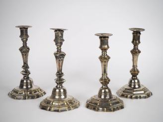 Vente aux enchères 2 différentes paires de bougeoirs XIXème de style Louis XIV en métal a