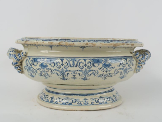 Vente aux enchères Jardinière XVIIIème en faïence du midi à décor en camaïeu de bleu de l