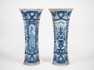 Vente aux enchères Paire de grands vases cornet XVIIème en faïence de Delft, décor en cam