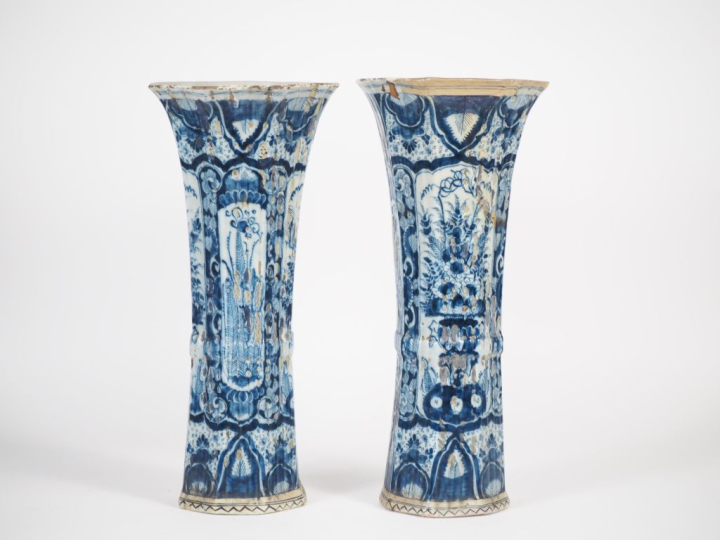 Paire de grands vases cornet XVIIème en faïence de Delft, décor en cam