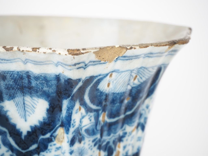 Paire de grands vases cornet XVIIème en faïence de Delft, décor en cam