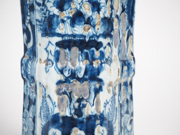 Paire de grands vases cornet XVIIème en faïence de Delft, décor en cam