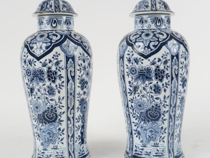 Paire de vases couverts en faïence de Delft à décor en camaïeu de bleu