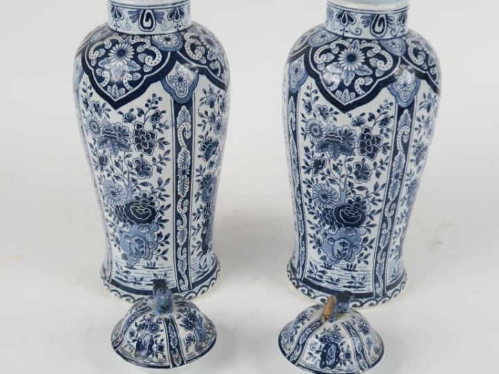 Paire de vases couverts en faïence de Delft à décor en camaïeu de bleu