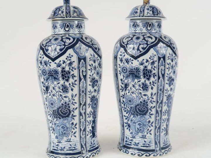 Paire de vases couverts en faïence de Delft à décor en camaïeu de bleu