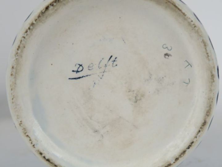 Paire de vases couverts en faïence de Delft à décor en camaïeu de bleu