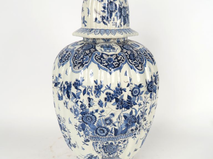 Potiche couverte en faïence de Delft à décor bleu blanc de vasques de 