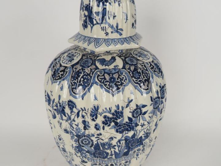 Potiche couverte en faïence de Delft à décor bleu blanc de vasques de 