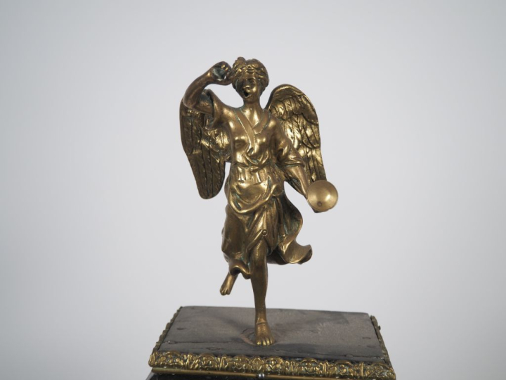 Cartel de style Louis XV en bois noirci et bronze à décor de renommée 