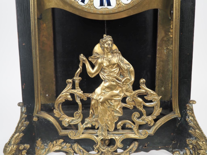 Cartel de style Louis XV en bois noirci et bronze à décor de renommée 