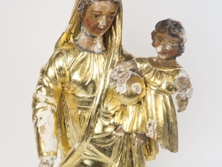 Ecole française XVIIIème. "Vierge à l'enfant". Sculpture en bois polyc